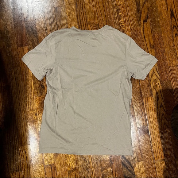 Men’s Nike Cream Swoosh Shirt - Size Medium - Picture 4 of 4